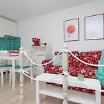 Апартаменты Sha La La - Charming, Unique In A Historic Building Next To A Castle, Wifi, Smart Tv, Washer-dryer *