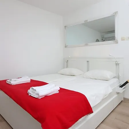 Sha La La: Historic Castle-side With Modern Amenities *