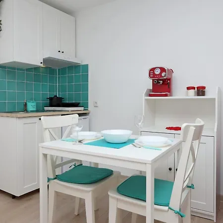 Sha La La: Historic Castle-side With Modern Amenities * Bakar