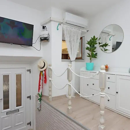 Sha La La: Historic Castle-side With Modern Amenities * Bakar
