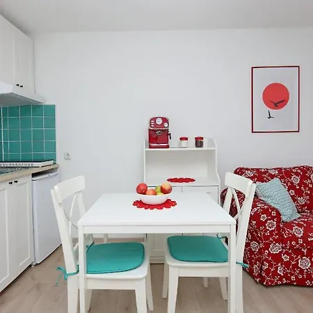 Sha La La: Historic Castle-side With Modern Amenities Apartment