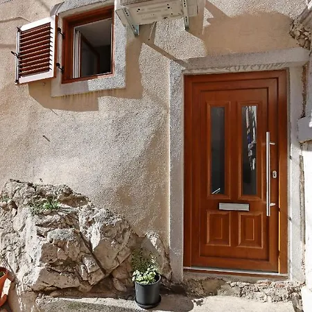 Apartment Sha La La: Historic Castle-side With Modern Amenities