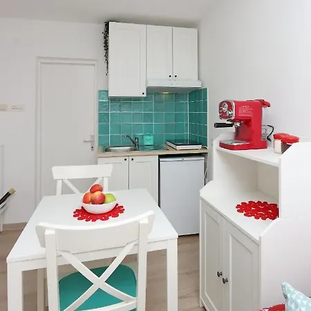 Sha La La: Historic Castle-side With Modern Amenities Apartment *