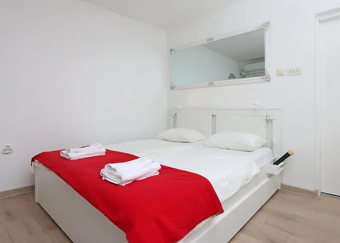Sha La La - Charming, Unique In A Historic Building Next To A Castle, Wifi, Smart Tv, Washer-dryer *