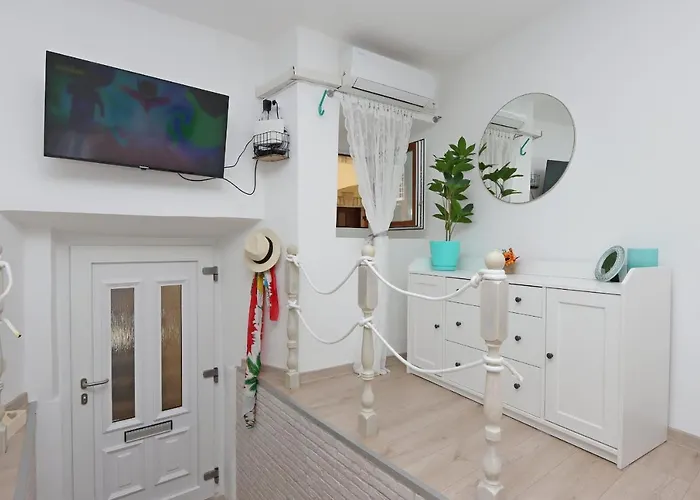 Sha La La - Charming, Unique In A Historic Building Next To A Castle, Wifi, Smart Tv, Washer-dryer * Bakar